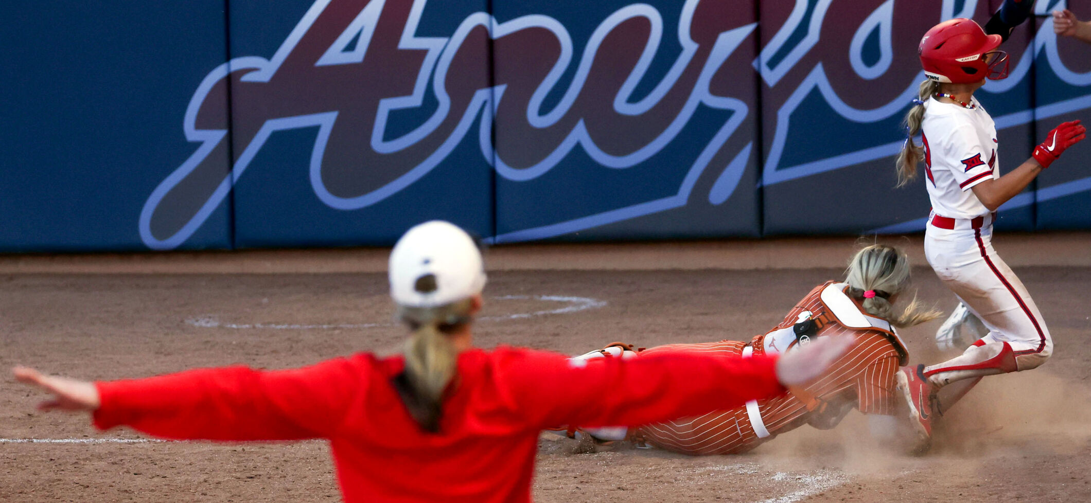 No. 1 Texas wins 8-4 against No. 11 ÃÛÁÄÖ±²¥